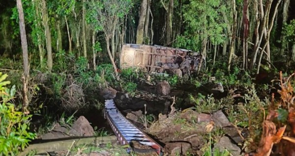Van da banda Nave Som cai em ribanceira de 10 metros na SC-390; “todos bem”, diz nota