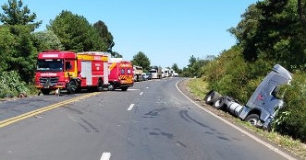 Colisão traseira entre caminhões deixa um ferido na BR-282