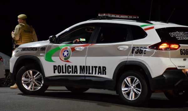 Condutor sem habilitação tenta fugir da polícia