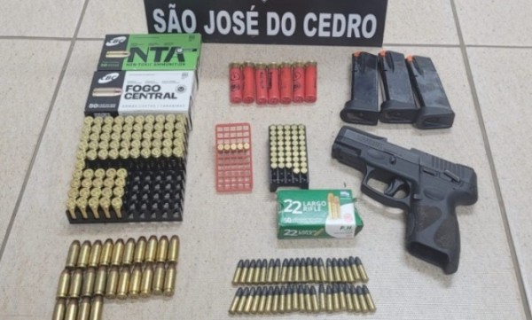Polícia Civil apreende arma e mais de 180 munições durante operação