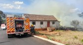 Incêndio em vegetação próximo à residência de madeira mobiliza socorristas do SAMU e do Corpo de Bombeiros