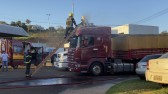 Bombeiros atendem ocorrência de incêndio em carreta na Aduana de Cargas