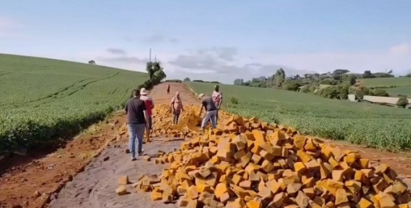 Calçamento na comunidade de sede marina avança e atende demanda histórica