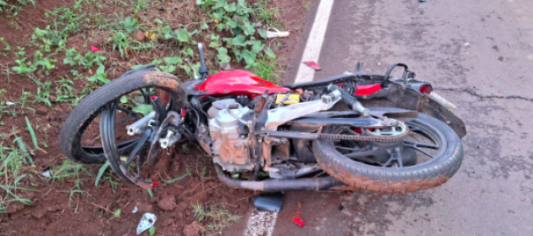 Motociclista de 15 anos morre em colisão contra automóvel