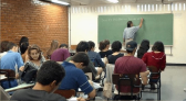 EJA perde força no Brasil: 198 mil alunos deixam sala de aula em 2024