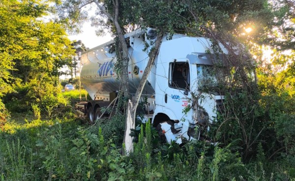 Caminhão sai da pista na SC-305 e motorista recusa atendimento hospitalar