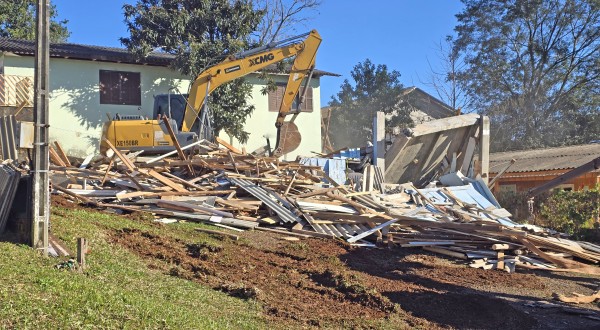 Residência com risco de desabamento é demolida com segurança