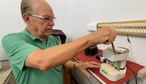 Seu Sinval quase desistiu, mas venceu: Relojoaria Safira celebra 52 anos de sucesso