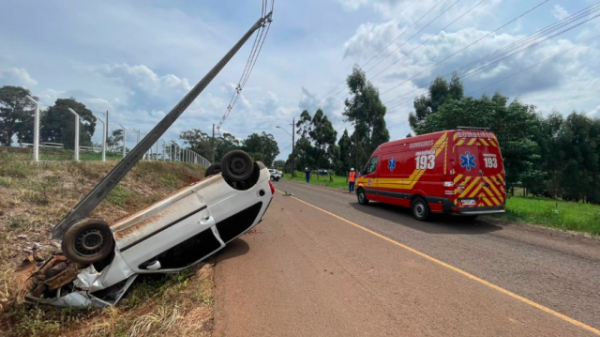 Veículo capota após colidir contra poste, gestante é socorrida com ferimentos leves