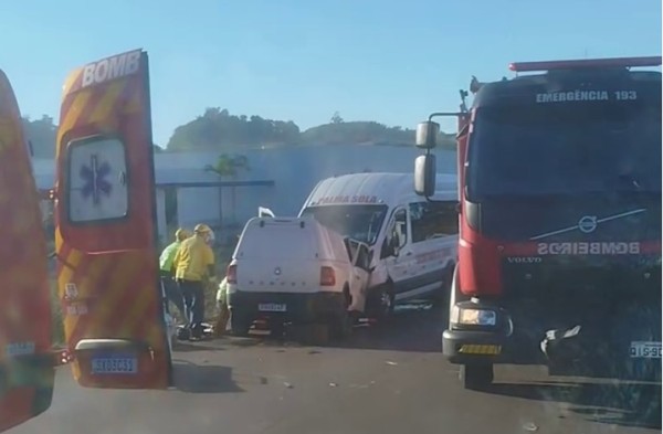 Acidente entre van da saúde de Palma Sola  e carro bloqueia BR-282 no Oeste de SC