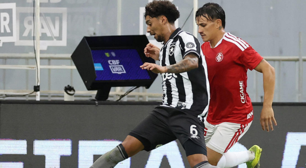 Botafogo abre vantagem duas vezes, mas Internacional arranca empate em Brasília