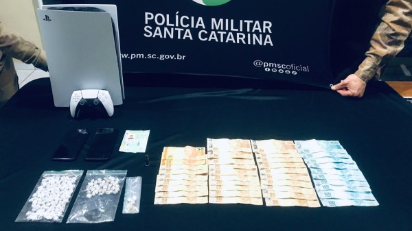 PM localiza ponto de tráfico de drogas após abordar usuários