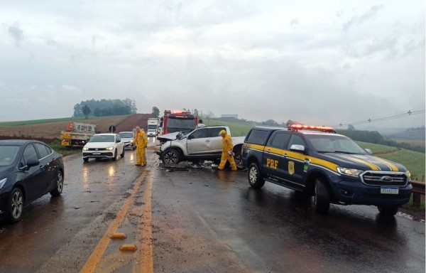 Acidente entre veículos causa morte na BR-282