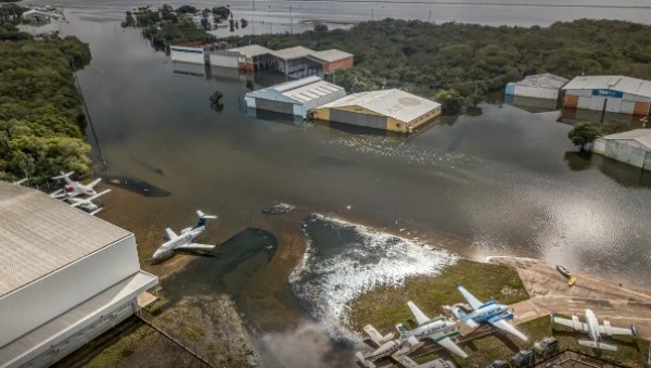 Aeroporto de Porto Alegre volta a receber voos comerciais na segunda