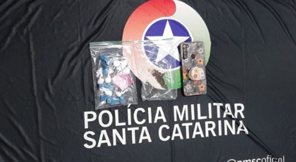 Mulher é presa e proprietária de boate conduzida para DP após ocorrência de tráfico de drogas