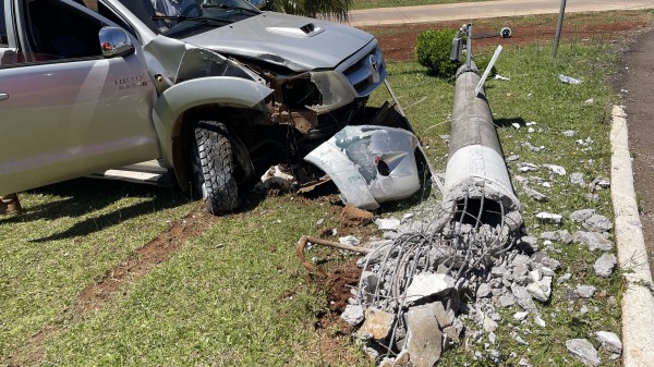 Hilux atinge poste de videomonitoramento no trevo do Centro de Eventos