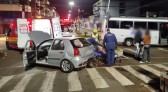 Colisão entre carro e micro-ônibus deixa feridos no Centro