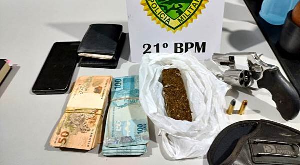 PM apreende drogas, arma de fogo, e prende homem por porte ilegal e tráfico de drogas