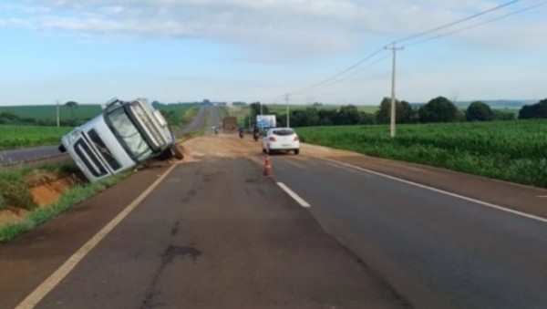 Motorista morre esmagado após caminhão tombar na BR-163