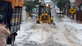 Ruas ficam cobertas de gelo após tempestade no RS