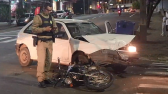 Acidente de trânsito entre carro e moto deixa casal ferido