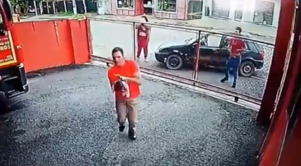 Recém-nascido engasgado com leite materno é salvo por bombeiro recém-formado; pais foram buscar ajuda no batalhão