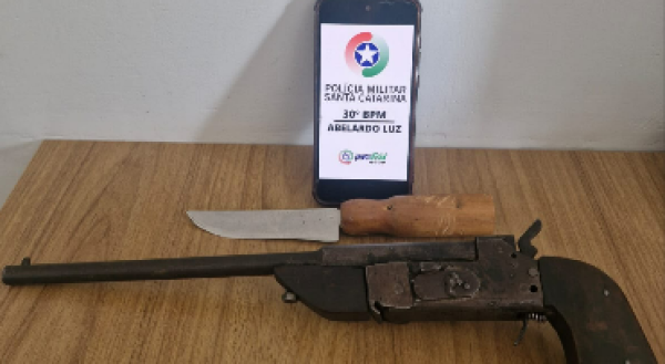 Mulher dispara arma artesanal contra pessoas em pavilhão comunitário
