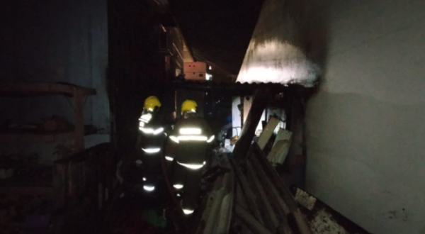 Princípio de incêndio em depósito no pátio de residência mobilizou bombeiros