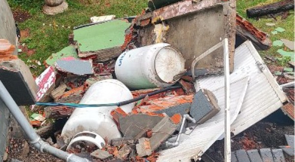 Desmoronamento provoca vazamento de gás e mobiliza bombeiros em área residencial