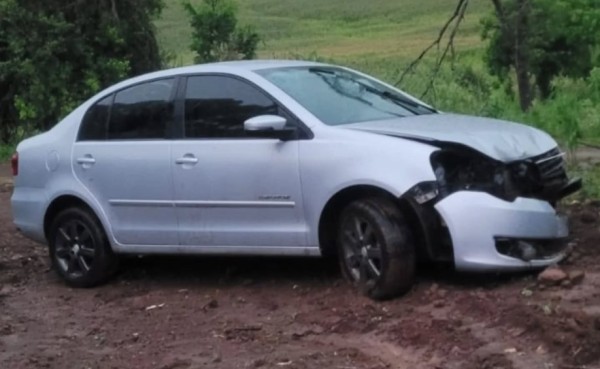 Saída de pista seguida de colisão em poste deixa dois feridos