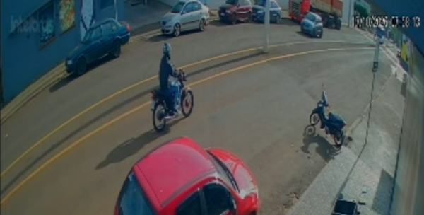 Colisão entre moto e carro deixa jovem gravemente ferido