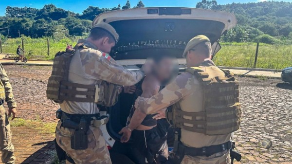 Venezuelano é preso após ameaçar vizinhos com facão e danificar viatura da PM