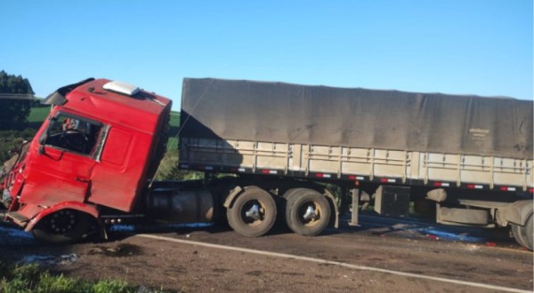 Colisão traseira entre dois caminhões deixa condutores feridos na PRC-280 em Vitorino