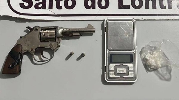PM apreende arma, drogas e prende duas pessoas