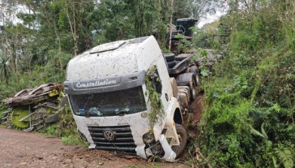 Carreta carregada com colheitadeira sai da pista na BR-153