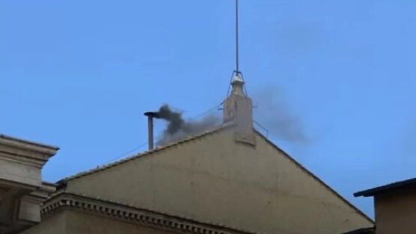 Vaticano tem fumaça preta após nova votação do conclave