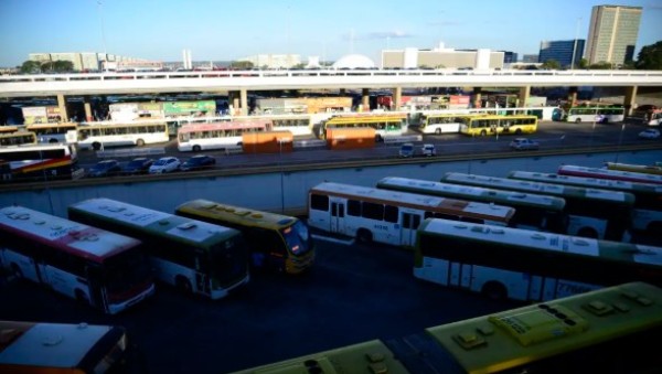 Dezenas de ônibus de uma mesma empresa urbana são apedrejados no DF