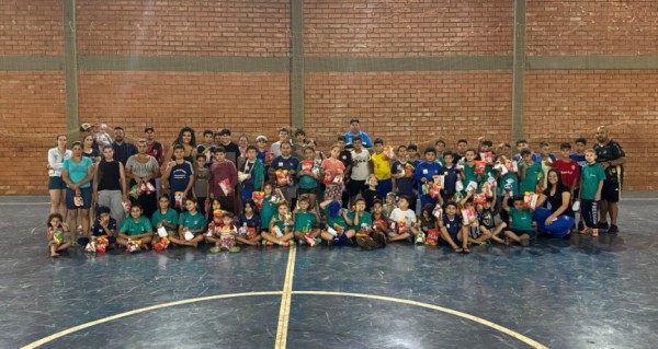 Escolinha do Nacional faz evento em alusão a Pascoa para alunos do projeto