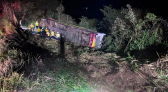 Ônibus cai em ribanceira na SC-492 e deixa três mortos e oito feridos graves
