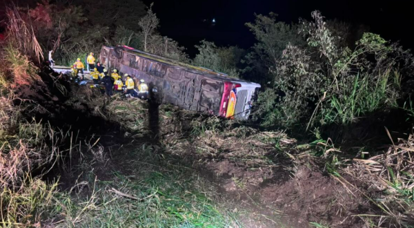 Ônibus cai em ribanceira na SC-492 e deixa três mortos e oito feridos graves