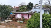 Casa é parcialmente destelhada devido ao temporal