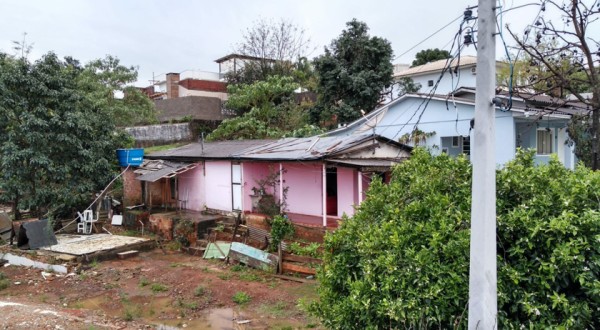 Casa é parcialmente destelhada devido ao temporal