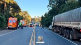 Engavetamento entre carreta e dois carros deixa uma pessoa ferida na BR-163