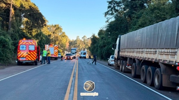 Engavetamento entre carreta e dois carros deixa uma pessoa ferida na BR-163