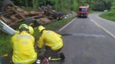 Motorista fica ferido ao sair da pista e capotar caminhão