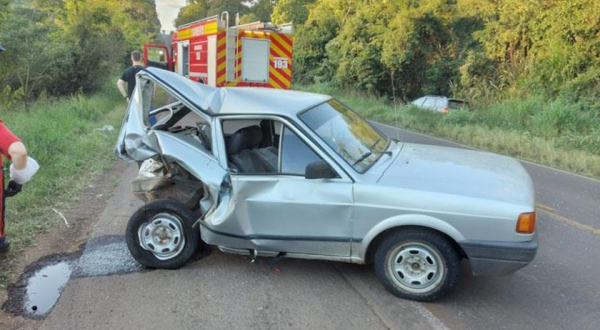 Batida entre carros deixa uma pessoa ferida na BR 163