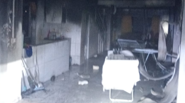 Cães alertam família durante incêndio em residência