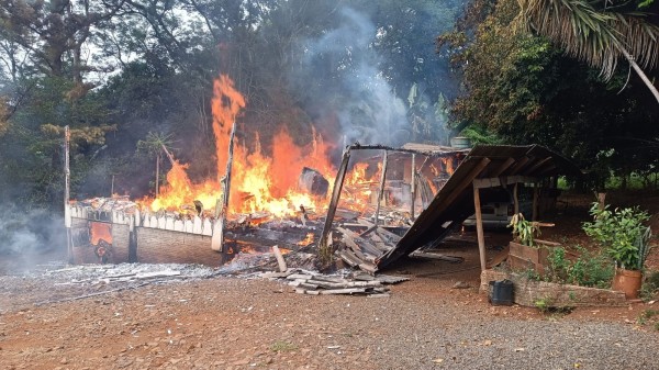 Incêndio atinge residência; Polícia Militar e moradores ajudam a conter as chamas