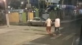 Motorista desce de ônibus e auxilia deficiente visual a atravessar rua em SC