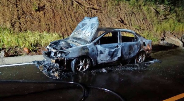 Veículo pega fogo e consome Corolla em poucos minutos no Oeste de SC